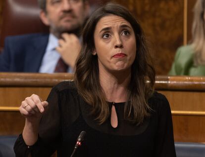 La ministra de Igualdad, Irene Montero, interviene durante una sesión plenaria en el Congreso de los Diputados, a 30 de noviembre de 2022, en Madrid (España). La Junta de Portavoces del Congreso acordó, el pasado jueves 24 de noviembre, que el ministro del Interior, comparezca ante el Pleno para responder por la tragedia que tuvo lugar en Melilla el pasado 24 de junio. Además, el Gobierno ha ofrecido a los portavoces parlamentarios visionar antes las imágenes grabadas ese día en la frontera española a puerta cerrada. Marlaska comparece por segunda vez después de que nuevas investigaciones periodísticas contradigan la versión oficial de que no hubo muertes del lado español.
30 NOVIEMBRE 2022;MELILLA;CONGRESO;TRAGEDIA;MIGRACIÓN;FRONTERA;AVALANCHA;MASACRE;POLÍTICO;MINISTRO;GOBIERNO
Eduardo Parra / Europa Press
30/11/2022