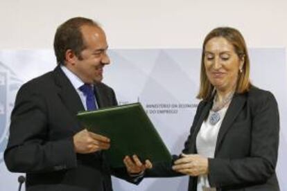 La ministra española de Fomento, Ana Pastor, junto a su homólogo portugués Álvaro Santos Pereira (i), durante una reunión, hoy en Lisboa, en la que cerraron la firma de varios acuerdos bilaterales sobre transportes y gestión conjunta del espacio aéreo, como un "cielo único".