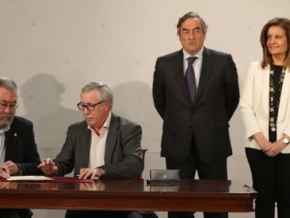 De izquierda a derecha sentados: C&aacute;ndido M&eacute;ndez (UGT), Ignacio Fern&aacute;ndez Toxo (CC OO). De pie: Juan Rosell (CEOE) y F&aacute;tima B&aacute;&ntilde;ez, ministra de Empleo y Seguridad Social. 