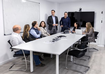 Parte del personal ya contratado por PowerCo con el jefe de recursos humanos, Alexander Dittrich y el director financiero de la empresa, Javier Rivera, en las oficinas de la compañía, en Valencia.