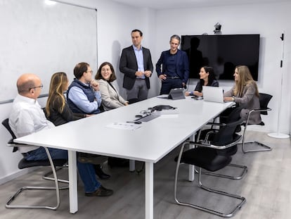 Parte del personal ya contratado por PowerCo con el jefe de recursos humanos, Alexander Dittrich y el director financiero de la empresa, Javier Rivera, en las oficinas de la compañía, en Valencia.