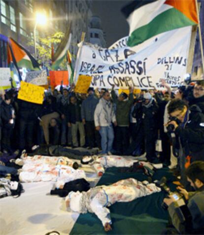 Varios activistas escenifican la muerte de civiles durante una marcha de protesta celebrada en Barcelona contra el bombardeo de Israel en Gaza.
