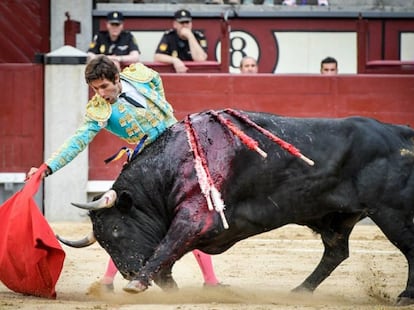 Alberto Lamelas, en un derechazo a uno de sus toros.