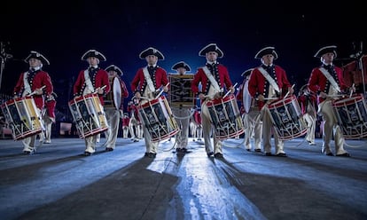 Miembros de la banda de música del ejército estadounidense 'Old Guard Fife and Drum Corps' participan en un ensayo para el festival de música militar 'Basel Tattoo' en Basilea (Suiza).