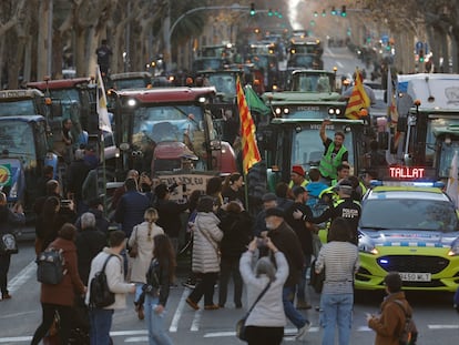 Los tractores de las protestas a su paso por el paseo de Gracia de Barcelona, este miércoles.