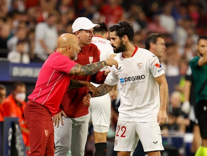 Isco recibe instrucciones de Sampaoli en el duelo ante el Copenhague, donde marcó su único gol como sevillista en 19 partidos.