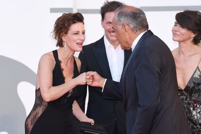 Maja Ostaszewska y Alberto Barbera se saludan en la alfombra roja de la cinta 'Never Gonna Snow Again', el 7 de septiembre de 2020.