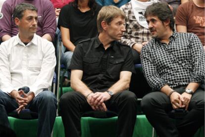 Oskar Matute (Alternatiba), Rufi Etxeberria (independiente, procede de la antigua Batasuna) y Pello Urizar, los referentes de cada grupo integrado en la coalición  Bildu.