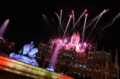 Espectáculo pirotécnico en la madrileña plaza de Cibeles dentro de las celebraciones del Día de la Hispanidad, el 12 de octubre del año pasado.