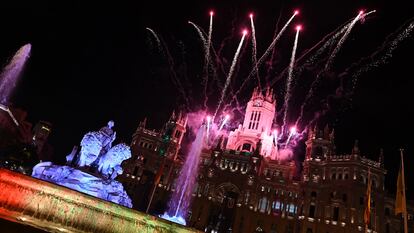 Espectáculo pirotécnico en la madrileña plaza de Cibeles dentro de las celebraciones del Día de la Hispanidad, el 12 de octubre del año pasado.