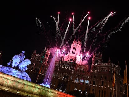 Espectáculo pirotécnico en la madrileña plaza de Cibeles dentro de las celebraciones del Día de la Hispanidad, el 12 de octubre del año pasado.