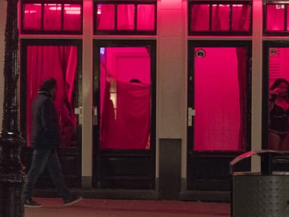 Homem passa em frente a uma vitrine de prostitutas no Bairro Vermelho de Amsterdã, em abril de 2017.