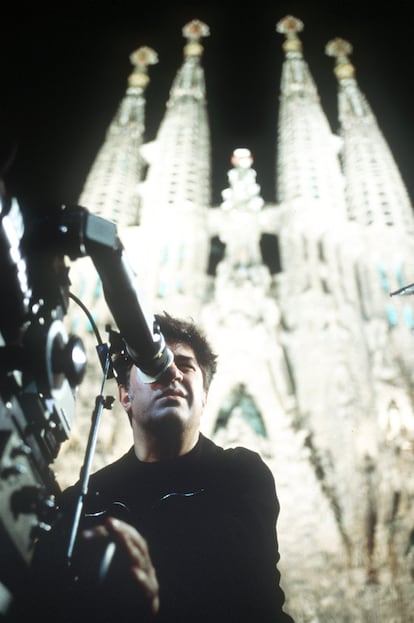 El director de cine Pedro Almodóvar, en febrero de 1999, durante el rodaje de la película en Barcelona