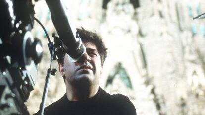 El director de cine Pedro Almodóvar, en febrero de 1999, durante el rodaje de la película en Barcelona