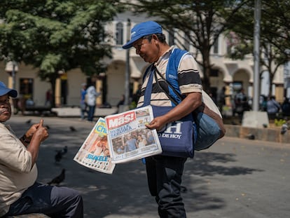 Un hombre vende periódicos en el centro de San Salvador el 5 de febrero, la mañana después de la reelección de Bukele.