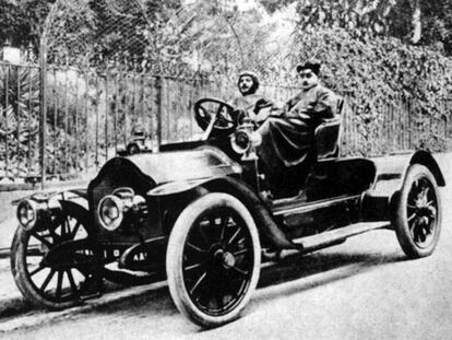 Odilon Albaret, al volante, con Alfred Agostinelli, durante su recorrido por la Baja Normandía en 1907.