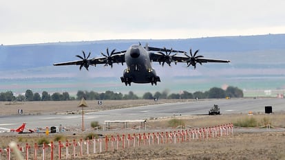 Un avión A400M del Ejército del Aire español despegaba el día 4 de la base de Los Llanos (Albacete) rumbo a Polonia con armas para el Ejército ucranio.