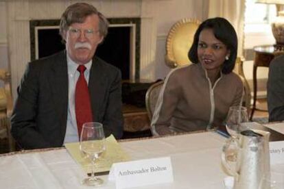 La secretaria de Estado estadounidense, Condoleezza Rice junto al embajador de EE UU en la ONU John Bolton, en una reunión sobre Oriente Próximo en Nueva York.