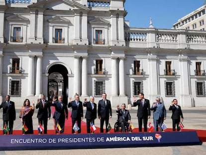 Foto de familia de los presidentes de Prosur, frente a La Moneda, en Santiago de Chile.