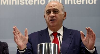 Fernández Díaz, durante la rueda de prensa en la que informó de la detención del presunto pederasta.