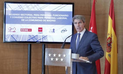 El presidente madrileño Ángel Garrido este viernes tras su encuentro con los agentes sociales.