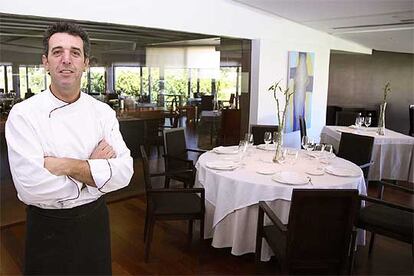 José Solla (hijo), en el comedor del restaurante pontevedrés Casa Solla, del que es <i>chef.</i>