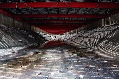 Antes de desaguar no rio Tietê, o último ponto em que é possível ter algum contato com o Água Preta é o Sesc Pompeia. Ali, o córrego passa por debaixo de um pier de madeira