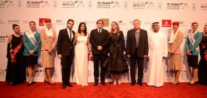 Alfombra roja de la proyecci&oacute;n de &#039;American Hustle&#039;, con su director, David O. Russell en el centro, con gafas y corbata.