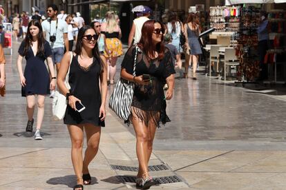 Dos turistas pasean por Málaga.