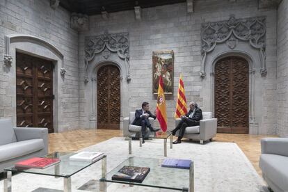 El presidente del Gobierno, Pedro Sánchez (izquierda), junto al president de la Generalitat de Catalunya, Quim Torra, durante su encuentro de este jueves en Barcelona. Sánchez propone a Torra iniciar la mesa de diálogo entre gobiernos este mismo mes de febrero.