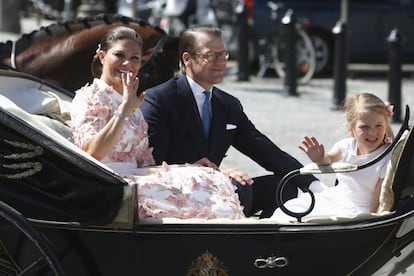 Los príncipes herederos de Suecia pasearon en carroza para celebrar los 40 años de Victoria, con su hija Estelle.