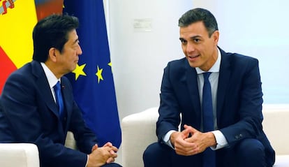 El presidente del Gobierno, Pedro Sánchez, durante el encuentro con el primer ministro de Japón, Shinzo Abe, en octubre de 2018. 