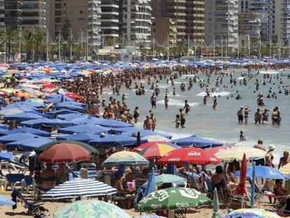 Miles de turistas abarrotan la playa de Levante de Benidorm. EFE/Archivo