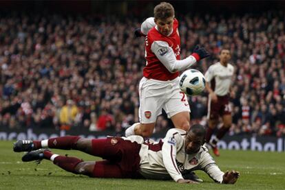 Arshavin pelea un balón durante el partido del Arsnal ante el Sunderland