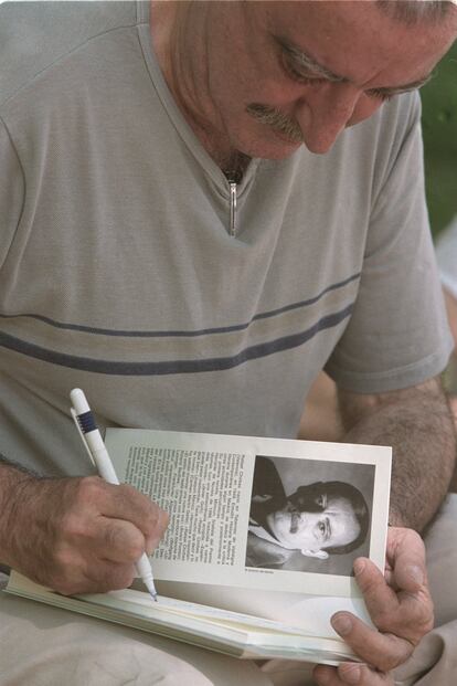 Chirbes firma uno de sus libros en la Feria del Libro de Madrid en 2003.