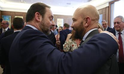 El ministro de Fomento, José Luis Ábalos, junto al presidente de Aena, Jaime García Legaz, tras el acto de toma de posesión de altos cargos del ministerio celebrado ayer.