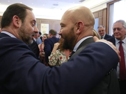 El ministro de Fomento, José Luis Ábalos, junto al presidente de Aena, Jaime García Legaz, tras el acto de toma de posesión de altos cargos del ministerio celebrado ayer.