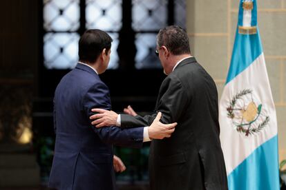 Marco Rubio greets the president of Guatemala, Bernardo Arévalo de León, on Wednesday at the National Palace of Guatemala.