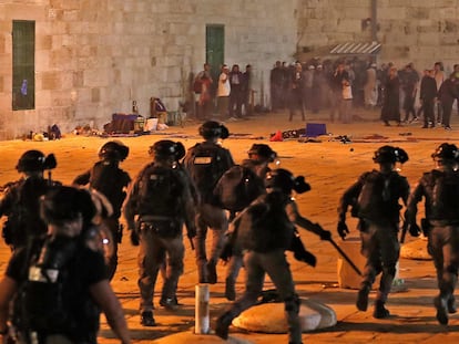 Policías israelíes dispersan a ciudadanos palestinos, en la noche del viernes, en la explanada de las mezquitas de Jerusalén.