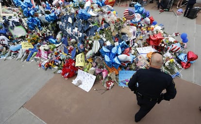 Policía visita memorial improvisado en la sede la la policía de Dallas.