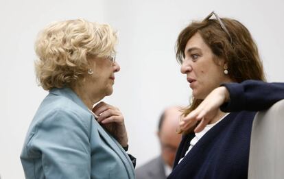 Celia Mayer junto con Manuela Carmena en un pleno del ayuntamiento.