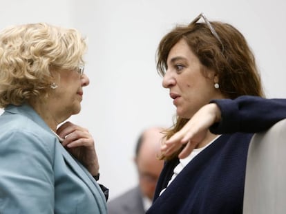 Celia Mayer junto con Manuela Carmena en un pleno del ayuntamiento.