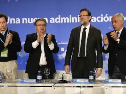 Rajoy, en el centro, aplaudido por Carlos Floriano, Juna Ignacio Zoido y Javier Arenas durante la clausura ayer de la reuni&oacute;n intermunicipal del PP celebrada en Almer&iacute;a. 