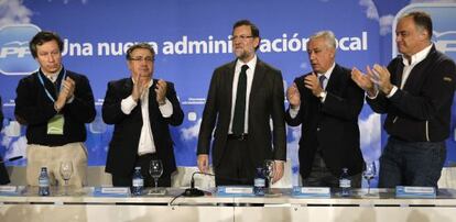 Rajoy, en el centro, aplaudido por Carlos Floriano, Juna Ignacio Zoido y Javier Arenas durante la clausura ayer de la reuni&oacute;n intermunicipal del PP celebrada en Almer&iacute;a. 