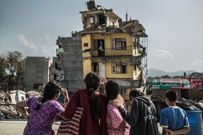 La furia del terremoto que azotó Nepal el 25 de abril ha causado enormes daños en las infraestructuras de todo el país. Seis días después de la catástrofe había 70.000 casas destruidas y 530.000 dañadas. En la foto, los graves destrozos causados en una casa de Katmandú.