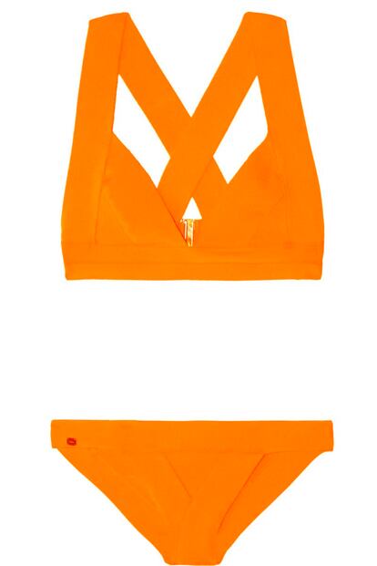 La silueta body-con de Hervé Leger se adapta en un bikini de color naranja (637 euros).