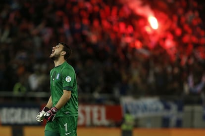 El portero griego Karnezis celebra uno de los goles de su equipo.