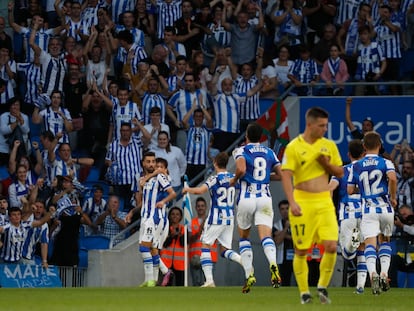 Los jugadores de la Real Sociedad celebran el gol de Brais Méndez ante el Villarreal.