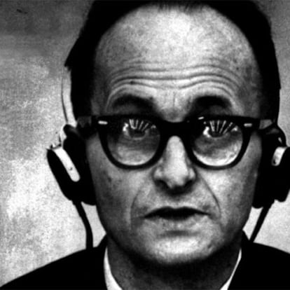 Eichmann, que aparece en la la serie de novelas de Philip Kerr, durante su juicio.