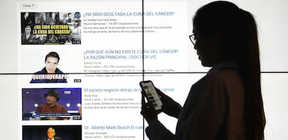 Una usuaria de internet hace una búsqueda en Youtube de vídeos para curar el cáncer.